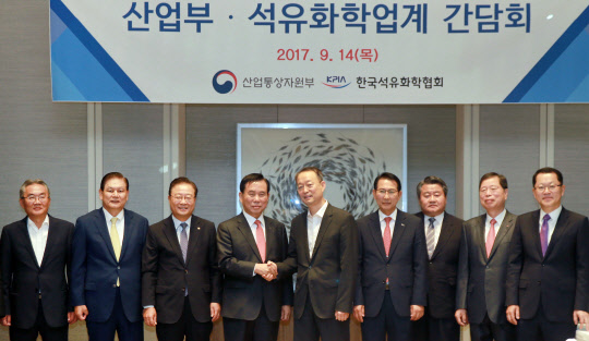 14일 오전 서울 송파구 롯데월드타워 시그니엘 호텔에서 열린 '석유화학업계 간담회'에서 백운규 산업통상자원부 장관(왼쪽 다섯번째)이 석유화학협회장인 허수영 롯데케미칼 사장(왼쪽 네번째)과 악수하고 있다. 이날 롯데케미칼, 한화토탈 등 석유화학 업체들과 산업부, 충청남도, 서산시 등은 충남 대산 석유화학 산업단지에 앞으로 10조원을 투자해 이곳을 첨단 화학산업 단지로 탈바꿈시키는 양해각서(MOU)를 체결했다.  산업통상자원부 제공